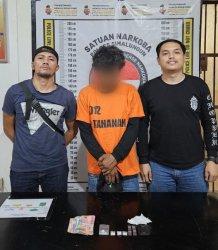 Tersangka Sharel alias Brekele (48) diamankan Sat Narkoba Polres Simalungun beserta barang bukti sabu seberat 3,84 gram, Selasa (18/2/2025). Penangkapan dilakukan di Kecamatan Gunung Maligas setelah penyelidikan dan pengintaian oleh tim yang dipimpin AKP Henry Salamat Sirait. Saat ini, tersangka dan barang bukti telah dibawa ke Mapolres Simalungun untuk proses hukum lebih lanjut.
