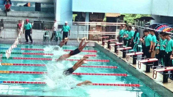Perenang cilik bersaing dalam lomba renang antar klub di kolam Pagora kecamatan kota