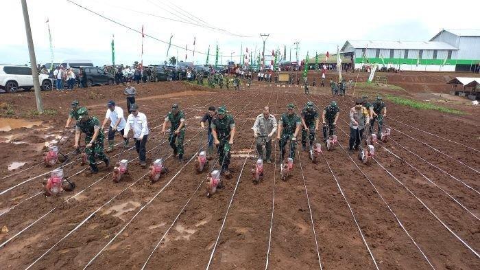Kasad Jenderal TNI Maruli Simanjuntak saat mendatangi lokasi Hanpangan Kostrad di Kampung Neglasari, Desa/Kecamatan Ciemas, Kabupaten Sukabumi, Kamis (18/1/2024).
