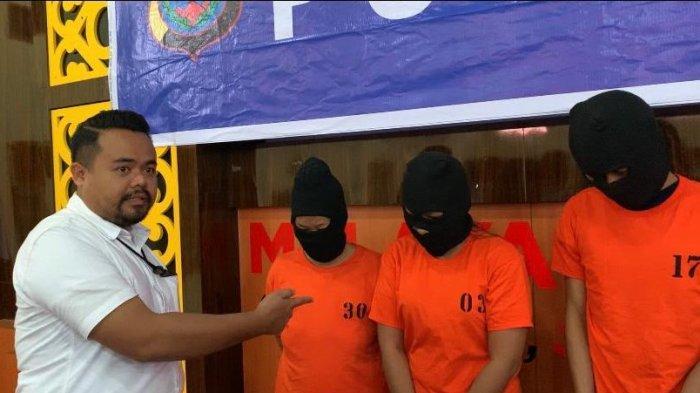 Ketiga pelaku setelah diamankan di Polres Pelabuhan Belawan, Senin (18/9/2023).