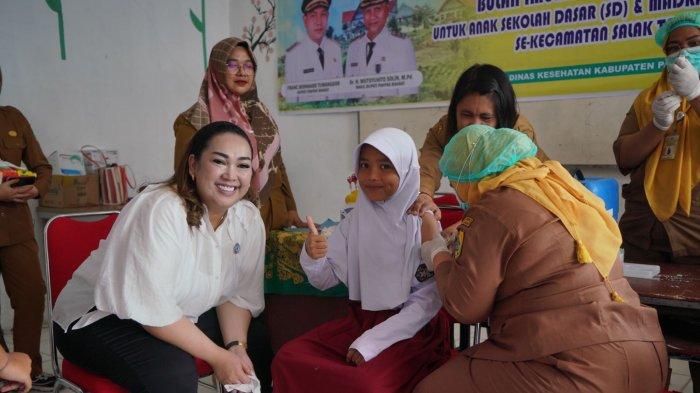 Ketua TP PKK Pakpak Bharat Ny. Juniatry Franc Bernhard Tumanggor mengunjungi SD Negeri 030412 Salak untuk Pencanangan Pelaksanaan Bulan Imunisasi Anak Sekolah (BIAS) dan Human Papiloma Virus (HPV) Kabupaten Pakpak Bharat yang diselenggarakan oleh Dinas Kesehatan Kabupaten Pakpak Bharat dan UPT Puskesmas Salak, Rabu (16/7/2023). Ny. Juniatry hadir di sana, memberikan motivasi bagi seluruh peserta didik akan pentingnya imunisasi ini. (Diskominfo)