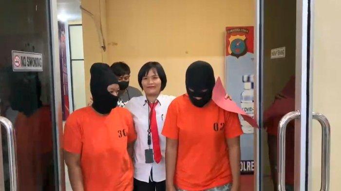 Ibu dan anak pemilik klinik aborsi yang ada di Kelurahan Mabar, Kecamatan Medan Deli, Kota Medan setelah ditangkap petugas Sat Reskrim Polres Pelabuhan Belawan, Senin (18/9/2023).