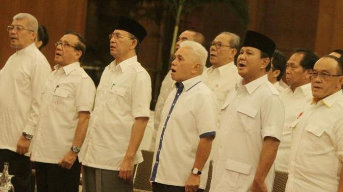 Ketua Umum DPP Partai Golkar Aburizal Bakrie (kanan), Ketua Umum Partai Gerindra Prabowo Subianto (dua kanan), Ketua Umum PAN Hatta Rajasa (tengah), dan Ketua Umum PPP Suryadharma Ali (tiga kiri) menghadiri acara pembekalan anggota DPR terpilih dari Koalisi Merah Putih (KMP) periode 2014-2019 di Jakarta Selatan, Jumat (26/9/2014). Pada pembekalan ini, diberikan wejangan dan juga amanat kepada mereka yang terpilih sebagai anggota parlemen.