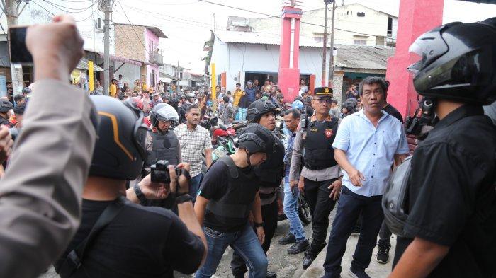 Dir Narkoba Polda Sumut, Kombes Pol Jean Calvijn Simanjuntak SH SIK MH saat memimpin langsung operasi penumpasan kejahatan narkotika di Bagan Deli Kecamatan Medan Belawan, jUmat (11/4/2025) atas serangan massa terhadap aparat dua hari sebelumnya. Tim gabungan Brimob, Dit Narkoba, Kodim 0201/BS, dan Yonmarhanlan berhasil menangkap 7 pelaku dan mengamankan kawasan Bagan Deli dari jaringan pelindung narkoba.