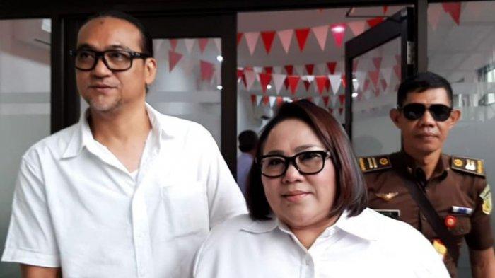 Komedian Nunung tampak berjalan sedikit tertatih menghadapi sidang tuntutan di PN Jakarta Selatan, Rabu (6/11/2019).