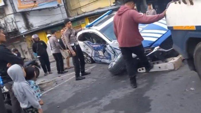 kondisi mobil sat lantas Polrestabes Medan, usai terlibat kecelakaan di Simpang Jalan Juanda, Kota Medan
