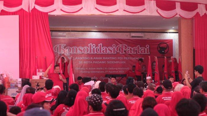 Ketua DPD PDI Perjuangan Rapidin Simbolon memimpin konsolidasi partai di Gedung H Adam Malik, Minggu (27/8/2023) bersama PDI Perjuangan Kota Padangsidimpuan.