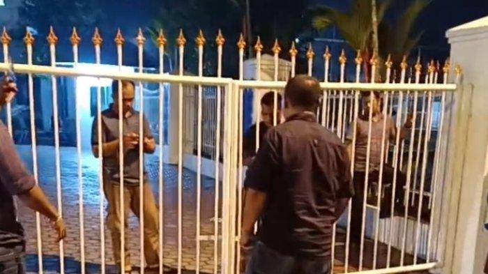 Kontraktor menggeruduk rumah dinas Bupati Deli Serdang di komplek perkantoran Pemkab Jumat, (29/12/2023) malam