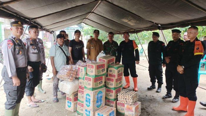 Brimob Polda Sumut Evakuasi 45 Warga Terisolir Banjir di Tapanuli Tengah