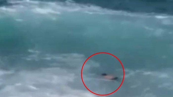 Video detik-detik seorang pengunjung destinasi wisata di Pantai Kedung Tumpang di Desa, Kecamatan Pucanglaban, Tulungagung, Jawa Timur, hilang terbawa ombak pada Minggu (13/7/2024). Korban diketahui bernama Roni Josua Simanjuntak (20) asal Medan, Sumatera Utara, salah satu siswa Kampung Inggris di Pare, Kabupaten Kediri. (X)