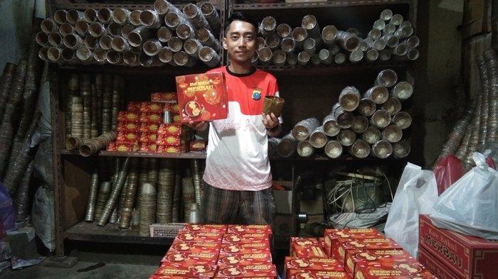 Anak dari Haidin Wijaya, Iwan Sanjaya menunjukkan Kue Bakul Merbau, di Jalan Merbau, Sekip, Kecamatan Medan Petisah, Kota Medan, Minggu (26/1/2020).