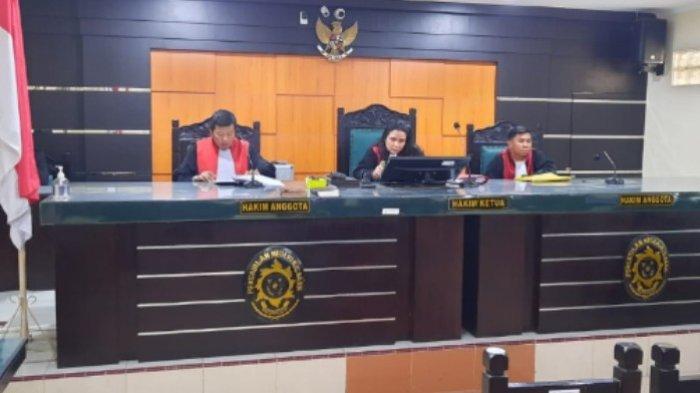 Hakim PN Kisaran saat membacakan putusan bebas terhadap Ilham Sirait, terdakwa kurir 16 Kg sabu, Jumat (4/8/2023). Jaksa Kejari Asahan curiga dengan sidang tergesa-gesa yang digelar PN Kisaran.