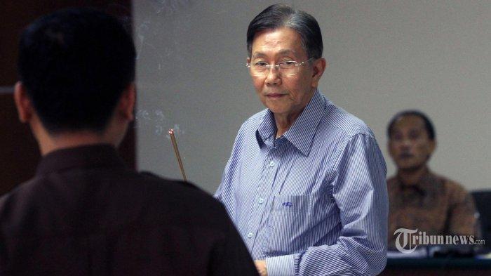 MENINGGAL DUNIA - Ekonomi senior Kwik Kian Gie saat bersaksi dalam sidang Budi Mulya. Kwik Kian Gie sempat dirawat selama dua bulan di Rumah Sakit (RS) Medistra Jakarta sebelum meninggal dunia pada Senin (28/7/2025) malam.