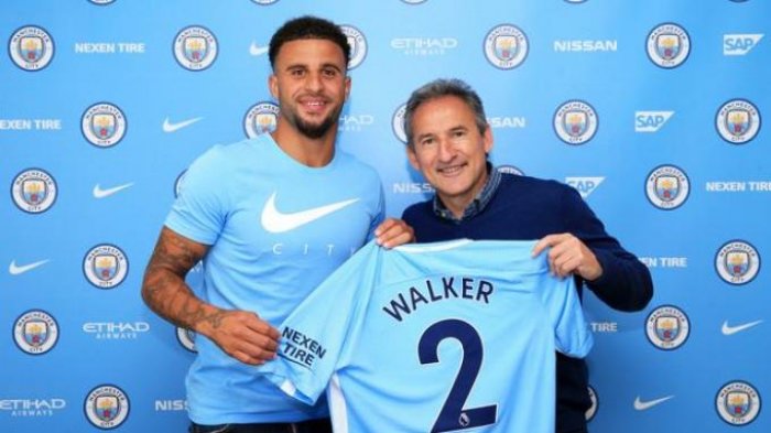 Gelandang Man City Kyle Walker (Kiri)