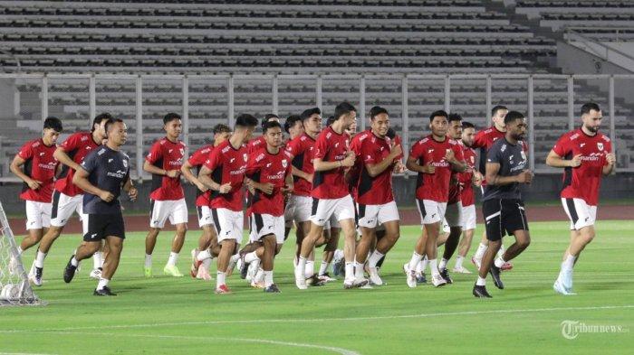 LATIHAN TIMNAS - Sejumlah pesepak bola Timnas Indonesia melakukan sesi latihan di Stadion Madya, Kompleks Gelora Bung Karno, Senayan, Jakarta, Senin (2/6/2025). Latihan tersebut untuk persiapan menghadapi China pada pertandingan Kualifikasi Piala Dunia 2026 Zona Asia. TRIBUNNEWS/IRWAN RISMAWAN