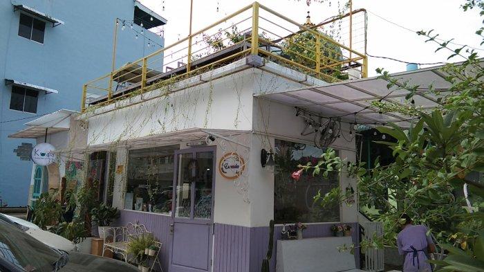 CAFE Lavender The Purple merupakan cafe pertama mengusung konsep lavender di Medan, Jalan H. Misbah, Kota Medan, Sabtu (29/2/2020)