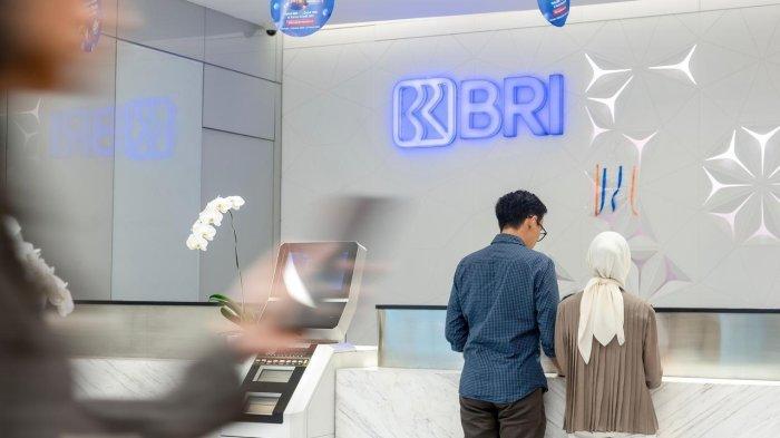 LAYANAN OPERASIONAL PERBANKAN - Transaksi di kantor cabang BRI. BRI menghadirkan program Weekend Banking dan Kantor Cabang Layanan Terbatas selama periode Ramadan dan Idul Fitri (RAFI) 2025.