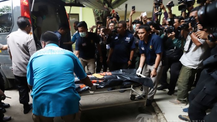 Petugas saat menurunkan 2 kantong jenazah pesawat Lion Air JT 610 di Rumah Sakit Polri Kramat Jati, Jakarta Timur, Selasa (30/10/2018) Hingga Selasa (30/10) evakuasi terhadap 26 kantong jenazah yang berhasil ditemukan oleh tim gabungan Basarnas di perairan Karawang. (Tribunnews/Jeprima)