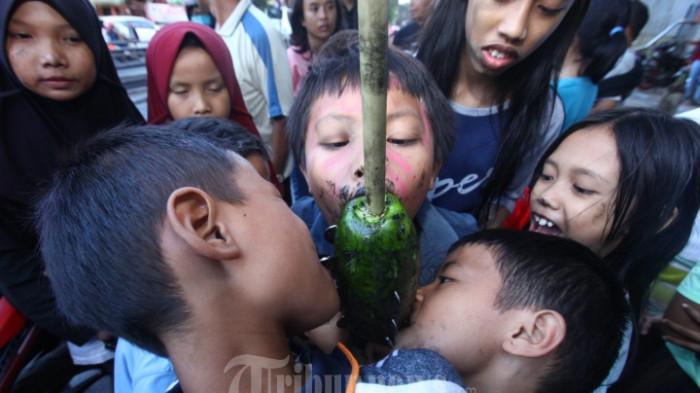 lomba gigit koin pada anak