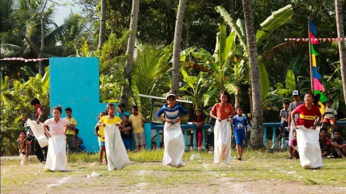 lomba lompat karung anak