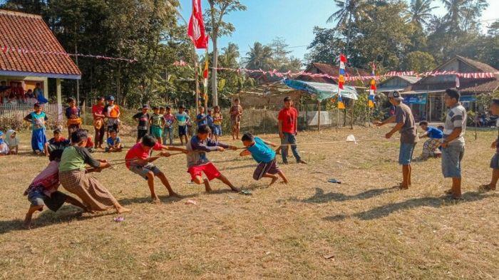 lomba tarik tambang anak