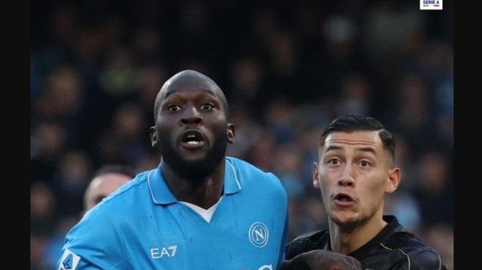 Bek timnas Indonesia, Jay Idzes, saat berduel dengan Romelu Lukaku dalam partai Napoli vs Venezia di Liga Italia 2024-2025.