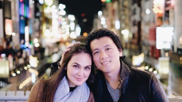 Luna Maya dan Reino Barack saat berlibur bersama.