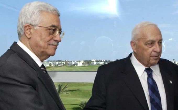 Perdana Menteri Israel Ariel Sharon bertemu dengan Presiden Palestina Mahmoud Abbas dalam pembicaraan damai di kota wisata Mesir, Sharm El Sheik di pesisir Laut Merah pada 8 Februari 2005. (MOSHE MILNER/GPO/AFP)