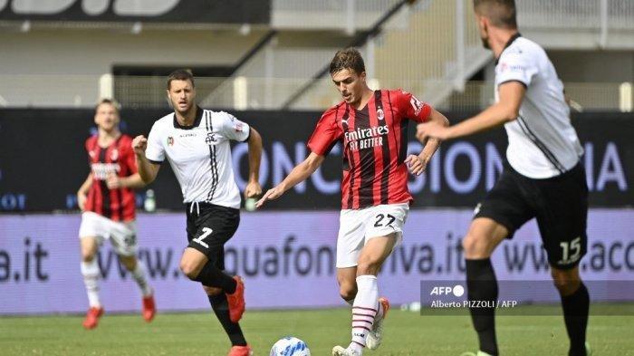 Pemain depan AC Milan Italia Daniel Maldini (tengah) mengontrol bola selama pertandingan sepak bola Serie A Italia antara Spezia dan AC Milan pada 25 September 2021 di stadion Alberto-Picco di La SpeziaDaniel Maldini, penyair sepak bola AC Milan, pendobrak tabu keluarga Maldini dan jaminan Stefano Pioli