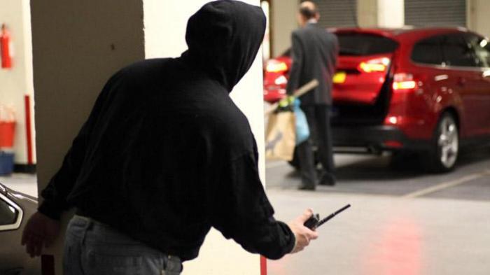 Ilustrasi maling mobil