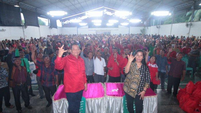 Ketua DPD Sumut Rapidin Simbolon beserta Ny DPD PDI Perjuangan Sorta Ertaty Siahaan bersama tokoh-tokoh marga dan ribuan Warga Kota Padangsidimpuan usai silaturhi yang dikemas dalam kegiatan adat bertema 