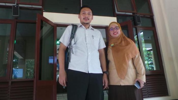 Mantan Kepsek SMAN 3 Setiabudi Retno Listyarti (kanan) dan kuasa hukumnya Handika Febrian dari LBH Jakarta di PTUN, Jakarta Timur. Hari ini merupakan sidang gugatan perdana dengan agenda pembacaan gugatan. Rabu (16/9/2015)