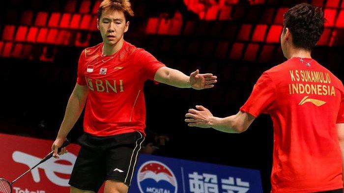 Pasangan ganda putra Indonesia, Marcus Fernaldi Gideon/Kevin Sanjaya Sukamuljo, melakukan tos di sela pertandingan melawan wakil Thailand, Supak Jomkoh/Kittinupong Kedren, pada lanjutan penyisihan Grup A Thomas Cup 2020 di Ceres Arena, Aarhus, Denmark, Senin (11/10/2021).