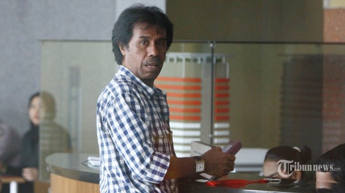 Pakar Hukum Ini Yakin Setya Novanto Bakal Lolos Lagi dari Jerat Hukum KPK
TRIBUNNEWS/HERUDIN
Ahli hukum tata negara, Margarito Kamis keluar dari gedung KPK Jakarta usai menjalani pemeriksaan, Senin (27/11/2017). Margarito Kamis diperiksa sebagai saksi meringankan untuk tersangka Setya Novanto terkait kasus korupsi KTP elektronik.