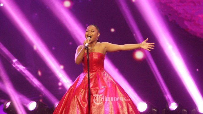 Penampilan finalis asal Medan, Maria Simorangkir pada malam Grand Final Indonesian Idol 2018, di Ecovention Ancol, Jakarta, Senin (16/4/2018). Maria Simorangkir bersaing dengan peserta lainnya asal Bali, Ahmad Abdul dan pemenang Indonesian Idol 2018 akan diumumkan pada Result Show Senin (23/4/2018).