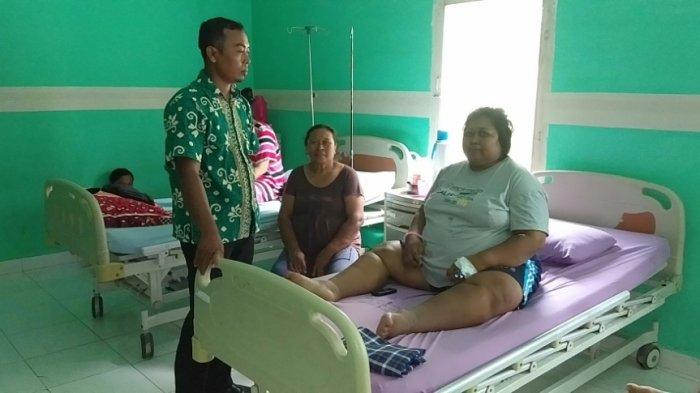 Warga desa menerima bantuan kesehatan dari BPJS Kesehatan