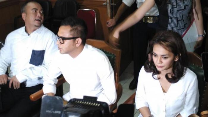 Masayu Anastasia (kanan) dan Lembu Wiworo Jati (tengah) beserta kuasa hukum Masayu, Aga Khan, berada di Ruang Sidang 4 Pengadilan Agama Jakarta Selatan, Selasa (22/9/2015).