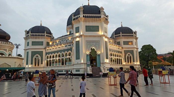 Suasana halaman Masjid Raya Medan, pilihan tempat wisata untuk itinerary liburan seharian di Medan.