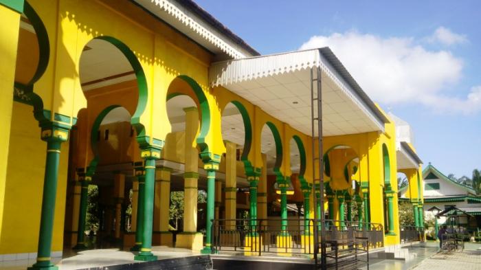 Keindahan arsitektur Masjid Al Osmani dijalan KL Yos Sudarso Kelurahan, Pekan Labuhan, Medan Belawan, sudah tampak di pinggir Jalan dengan kekhasanya sendiri.