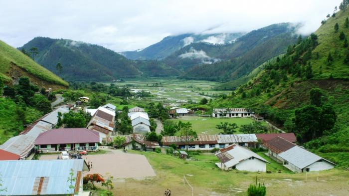 Masyarakat Batak khususnya sekitar Samosir menyakini bahwa Suku Batak pertama berasal dari pusuk buhit tepatnya di Desa Sianjur Mula-mula sebelah barat Pangururan, Samosir, Sumatera Utara.