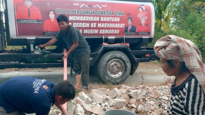 Warga Huta Godang Dusun 2 dan Lintong Nihuta Dusun 1 di Desa Huta Dame, Kecamatan Palipi Kabupaten Samosir, Rabu (9/7/2025) tengah menunggu giliran mendapatkan bantuan air bersih dari PDIP. PDIP berusaha membantu masyarakat yang sangat membutuhkan air minum bersih di tengah krisis yang kian mengancam.