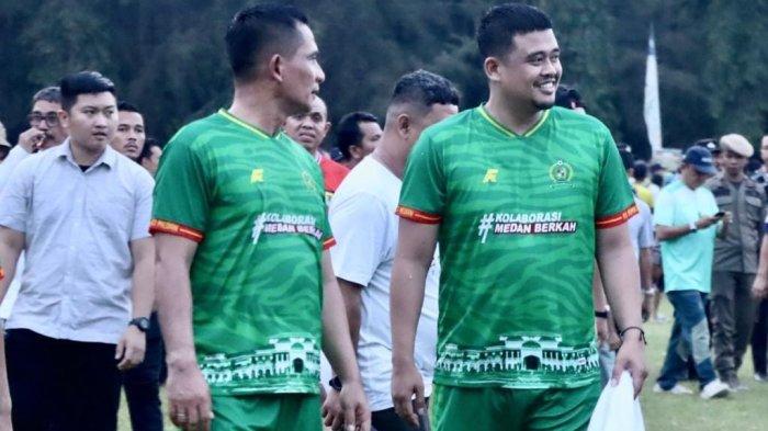 Kapolres Pelabuhan Belawan, AKBP Josua Tampubolon, SH MH dan Walikota Medan M Bobby Afif Nasution pada pertandingan sepakbola ekshibisi yang melibatkan Forkopimda Kota Medan dan Forkopimda Kabupaten Serdang Bedagai, Jumat (11/8/2023).