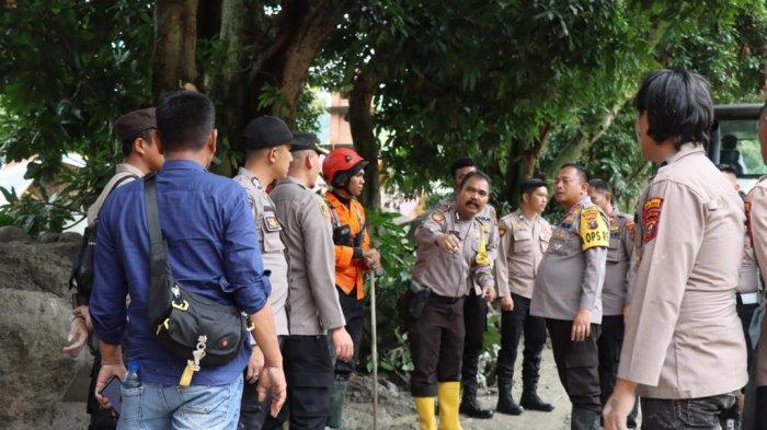 memantau jalannya evakuasi di lokasi bencana tanah longsor