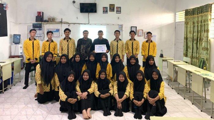 Sesi foto bersama antara Brigadir Ricky A. Sihotang, S. Psi, M. Psi, serta siswa-siswi dan Kepala SMA Muhammadiyah 2 Medan, Susilawati, S.Pd, M.Psi, setelah pelatihan 