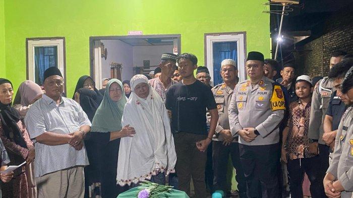 KOLASE FOTO: Kapolres Dairi, AKBP Faisal Andri Pratomo SIK MSi, dengan penuh empati mengantar jenazah Bripda F ke rumah duka dan memberikan penguatan kepada ayah almarhum dan keluarga yang tengah berduka, Senin (13/1/2025).