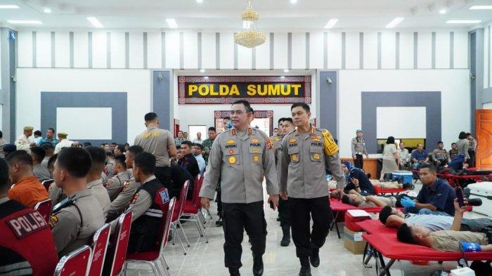 Memperingati HUT Humas Polri ke-73, Kapolda Sumut Irjen. Pol. Whisnu Hermawan memimpin langsung bakti sosial donor darah di Aula Tribrata, Selasa (29/10/2024). Kapolda didampingi Wakapolda Brigjen Pol Rony Samtana dan Kabid Humas Kombes Pol Hadi Wahyudi.