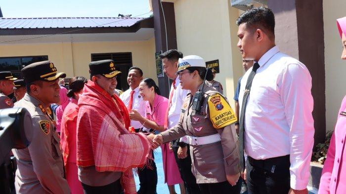 Suasana hangat menyelimuti peresmian Gedung Utama dan SPKT Polres Pematangsiantar, Kamis (31/10/2024). Kapolda Sumut Irjen. Pol Whisnu Hermawan Februanto dan Ny. Mona Whisnu disambut hangat oleh warga dan jajaran Polres, dengan pengalungan bunga dan ulos, menambah suasana penuh kekeluargaan.