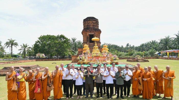Kapolres Tapanuli Selatan (Tapsel), AKBP Imam Zamroni, SIK, MH,  mendapingin Kapolda Sumut, Irjen Pol Drs RZ Panca Putera Simajuntak, MSi, saat menghadiri peringatan Hari Raya Waisak, pada Minggu (4/6/2023) sore.