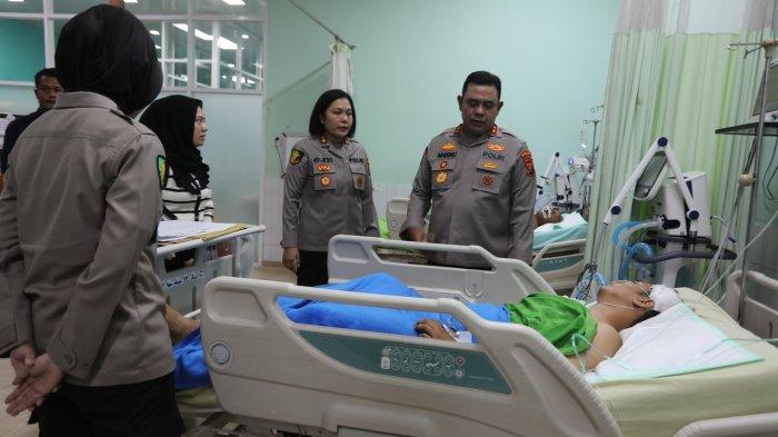 Kapolda Sumatera Utara, Irjen Pol. Whisnu Hermawan Februanto, S.I.K., M.H., menjenguk Brigadir Bagus Maulana di RS Haji Medan setelah mengalami luka tembak saat penggerebekan narkoba di Desa Sei Rotan. Kapolda memastikan korban mendapatkan perawatan terbaik dan menegaskan komitmen kepolisian dalam memberantas peredaran narkotika di Sumut.
