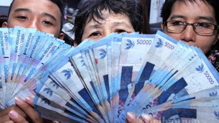 UANG RUPIAH- Warga ibu kota Jakarta memperlihatkan uang rupiah nominal Rp 50 ribu yang mereka dapatkan dari usaha berdagang, Sabtu (21/12/2013).